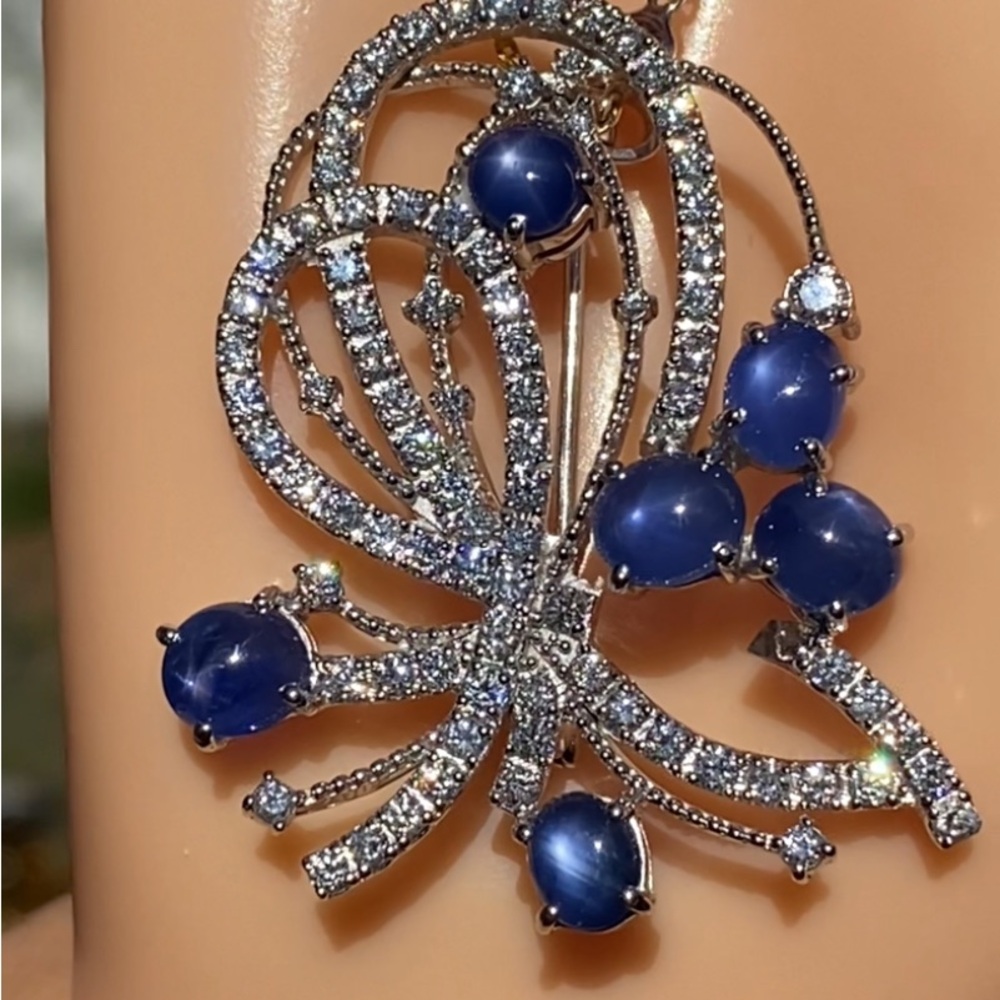 Natural Burmese sapphire and Diamonds brooch in 18k solid gold with lab certific